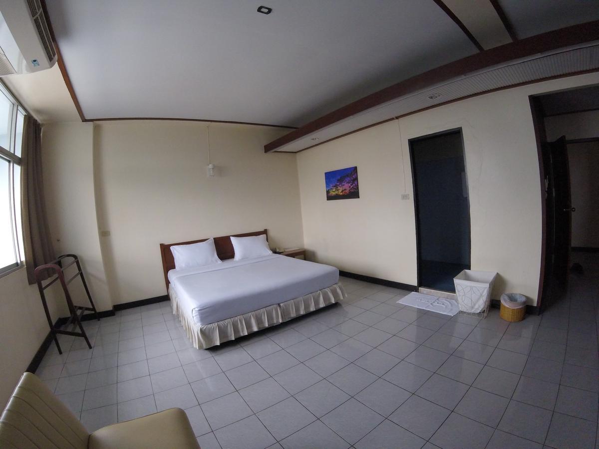Tapee Hotel Surat Thani Extérieur photo